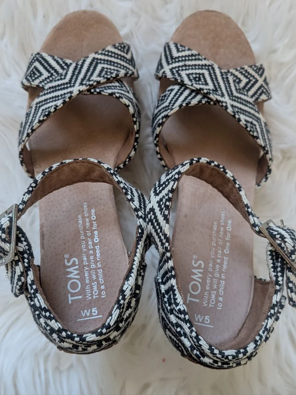 TOMS Women's Black White Woven Diamond Strappy Wedge Sandals Size 5